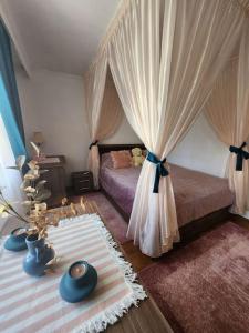um quarto com uma cama com cortinas e 2 tapetes em Apartament liniștit La Pădure em Piteşti