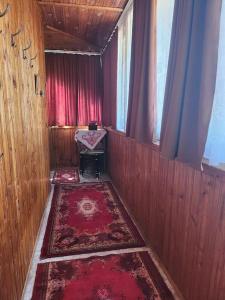 um pequeno quarto com paredes vermelhas e um tapete vermelho em Apartament liniștit La Pădure em Piteşti