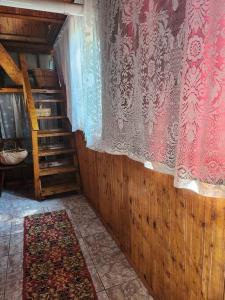 um quarto com uma cortina numa parede ao lado de uma escada em Apartament liniștit La Pădure em Piteşti