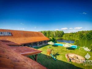 an aerial view of a house with a swimming pool at Agroturystyka "Dworek u Pelców" in Ryn