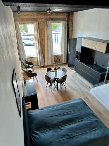 een keuken en een woonkamer met een tafel en stoelen bij Torvet17 Nr1 - 42m2 in Maribo