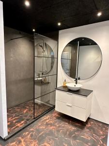 La salle de bains est pourvue d'un lavabo et d'un miroir. dans l'établissement Torvet17 Nr1 - 42m2, à Maribo