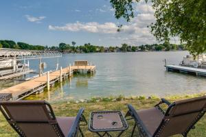 un groupe de chaises assis à côté d'un quai dans l'établissement Okauchee Lake Vacation Rental with Boat Dock!, à Oconomowoc