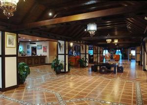 Hotel Wellness Marbella Hills في أُوخين: لوبي وغرفة كبيرة فيها طاولة