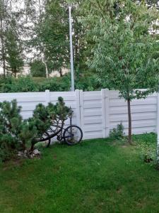 Una bicicleta estacionada junto a una cerca blanca en Ann's terraced house with sauna en Vantaa