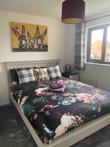 - une chambre dotée d'un lit avec tête de cerf dans l'établissement Home away from home, à Peterborough