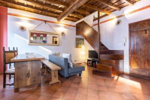 un soggiorno con tavolo in legno e sedia blu di Manilio Ghetto Ancient Rome a Roma