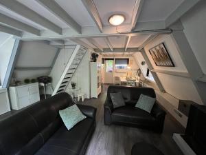 uma sala de estar com um sofá e uma escada em Chalet 177 Durbuy em Durbuy
