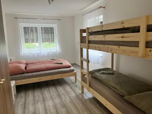 Posteľ alebo postele v izbe v ubytovaní Kozákov Apartmány - první patro
