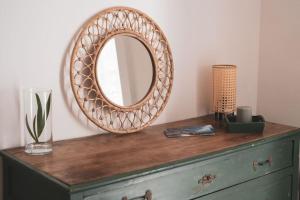 einen Spiegel auf der Kommode in einem Zimmer in der Unterkunft Insidewonderfulcomo in Como