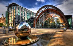 una gran bola de metal delante de un edificio en Sheffield City Centre , free Wifi & Parking - Private Room - Shared House, en Sheffield