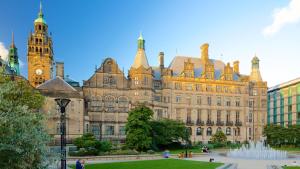 un gran edificio con una torre de reloj y una fuente en Sheffield City Centre , free Wifi & Parking - Private Room - Shared House, en Sheffield