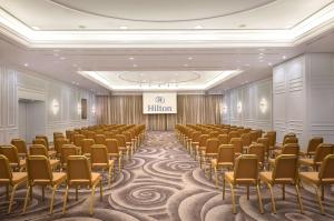 uma imagem de uma sala de conferências com cadeiras e um pódio em Hilton Imperial Dubrovnik em Dubrovnik