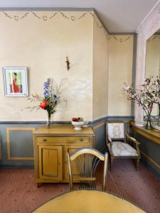 Habitación con escritorio, silla y espejo. en Mont Ventoux-Chateau Gipieres app nr 9, en Montbrun-les-Bains
