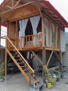 ein Haus mit einer Treppe, die hinauf führt in der Unterkunft Estancia, CABAÑAS INTAG in Vacas Galindo