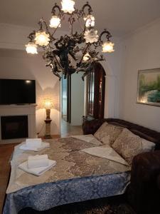sala de estar con sofá y lámpara de araña en Apartment "Relax" - Wilson's Promenade en Sarajevo