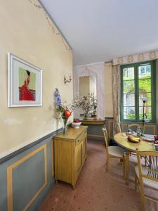 Habitación con mesa, mesa y espejo. en Mont Ventoux-Chateau Gipieres app nr 9, en Montbrun-les-Bains
