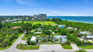 uma vista aérea de um parque junto à praia em Seahorse Beach Bungalows em Fort Pierce