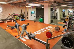 Fitness centrum a/nebo fitness zařízení v ubytování Hilton Frankfurt City Centre