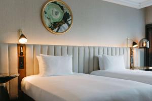 Postel nebo postele na pokoji v ubytování Hilton Frankfurt City Centre