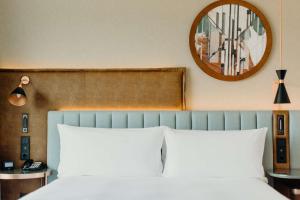 Postel nebo postele na pokoji v ubytování Hilton Frankfurt City Centre