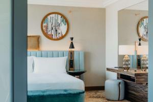 Postel nebo postele na pokoji v ubytování Hilton Frankfurt City Centre