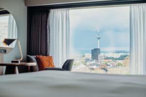 Postel nebo postele na pokoji v ubytování Hilton Frankfurt City Centre