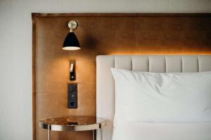 Postel nebo postele na pokoji v ubytování Hilton Frankfurt City Centre