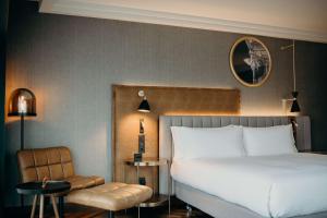 Postel nebo postele na pokoji v ubytování Hilton Frankfurt City Centre