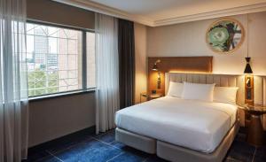 Postel nebo postele na pokoji v ubytování Hilton Frankfurt City Centre