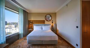 Postel nebo postele na pokoji v ubytování Hilton Frankfurt City Centre