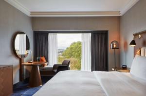 Postel nebo postele na pokoji v ubytování Hilton Frankfurt City Centre