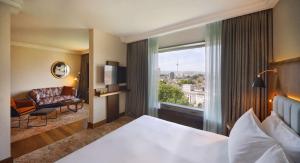Postel nebo postele na pokoji v ubytování Hilton Frankfurt City Centre