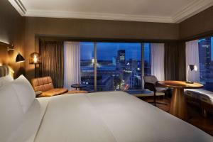 Postel nebo postele na pokoji v ubytování Hilton Frankfurt City Centre
