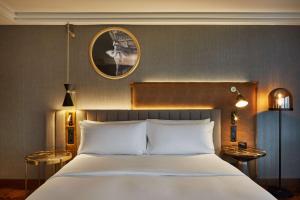 Postel nebo postele na pokoji v ubytování Hilton Frankfurt City Centre