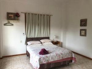 蒙特卡洛的住宿－Departamento de Magui en Montecarlo，一间卧室配有一张带紫色浴袍的床