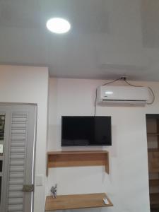 telewizor z płaskim ekranem na ścianie w pokoju w obiekcie exclusivo apartamento w Quibdó