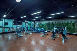 un gimnasio con un montón de equipos de ejercicio. en Hilton Garden Inn Istanbul Atatürk Airport, en Estambul