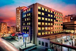 rendering of a hotel in a city at night w obiekcie Hampton by Hilton Istanbul Kayasehir w Stambule