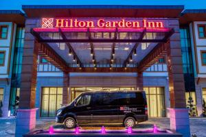 een minibusje geparkeerd voor een gebouw bij Hilton Garden Inn Safranbolu in Safranbolu