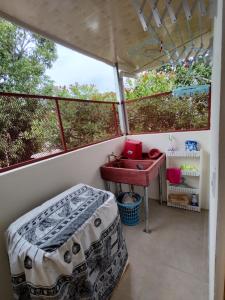 een badkamer met een wastafel en een bureau in een kamer bij Apartamentos La Paz in Liberia