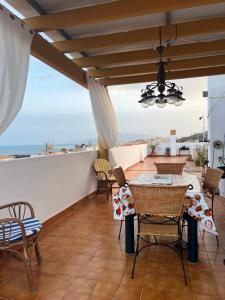 een patio met een tafel en stoelen op een balkon bij Duplex Villaricos in Villaricos