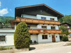 una casa con balcón en la parte superior en Appartement Anja, en Fügen