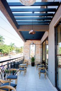 een patio met tafels en stoelen in een gebouw bij Tenda Suites and Restaurant in Entebbe