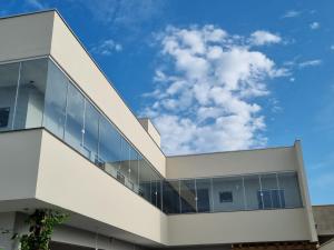 un edificio blanco con un cielo azul en el fondo en Pousada Loft São Chico, en São Francisco do Sul