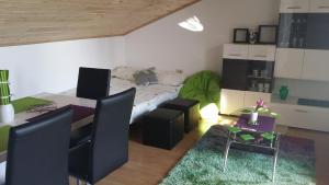 una camera da letto con un letto, un tavolo e delle sedie di Apartment Sunset a Portoroz Altre 15 foto