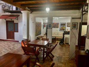 uma sala de estar com uma mesa de madeira e cadeiras em Hotel casa teresa café galería em Juchitán de Zaragoza