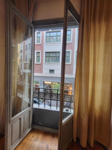een groot raam met uitzicht op een gebouw bij Apartamento Rosa Puerta del Sol (2) in Madrid