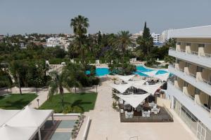 uma vista aérea de um resort com uma piscina em Hilton Nicosia em Nicósia