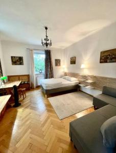 een woonkamer met 2 bedden en een bank bij Beautiful villa with garden in Milanówek in Milanówek
